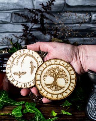 V posledních týdnech jsem se pustila do nových projektů - ze dřeva 🤩 Venku už jsou tyhle runové tácky, ale u nich zdaleka...