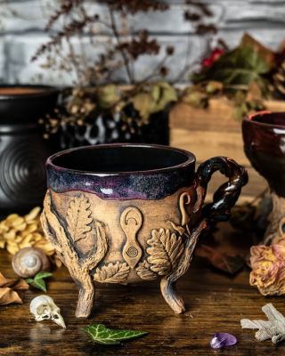 Malý čarodějný kotlík - hrnek, ze kterého každý doušek chutná jako kouzlo. Kořeny ho nesou, listy chrání 🌿